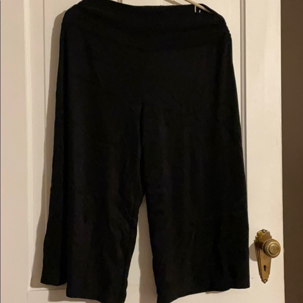 Worthington size L stretch Capri pants.